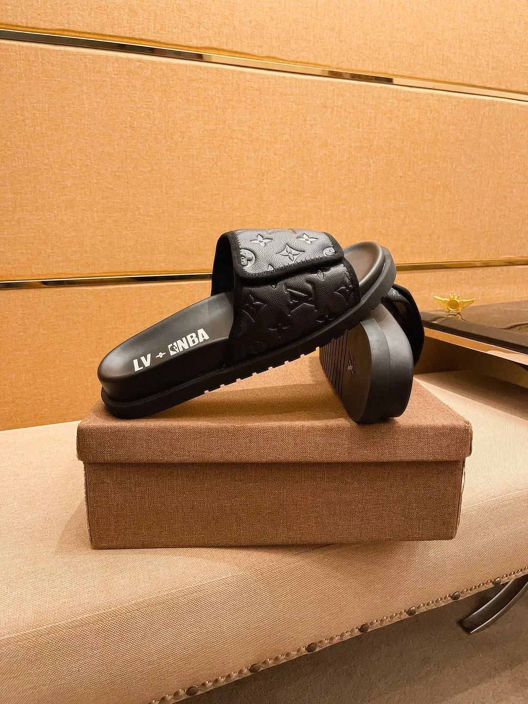 Men's men's shoes 💰 320💰 New model on the market 🔥[LV🔥 Louis Vuitton slippers] High-end 1:1 mold customization, original upgraded version of the outsole, lighter and non-slip. The market's top quality, fashionable and trendy, versatile and popular, simple yet tasteful, a must-have for fashionistas, exuding a fashionable and casual atmosphere, fashion is at your feet, full of confidence, the same style at the counter 👍The season of spring and summer slippers is here, super beautiful to wear, 38-44 1⃣️colors available🔥